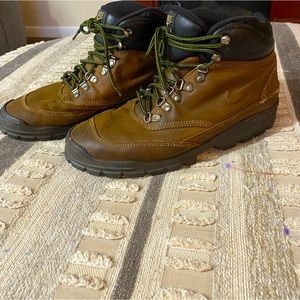 NIKE WORK BOOTS APPEARS TO BE SIZE 10.5 Mens
